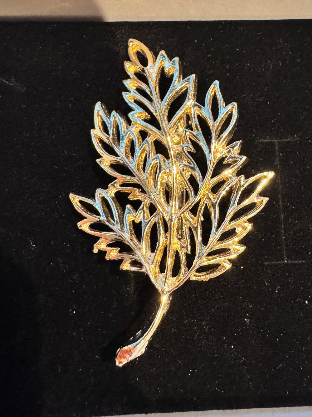 Vintage Gold Leaf Brooch Pin - Elegant Women's Jewelry